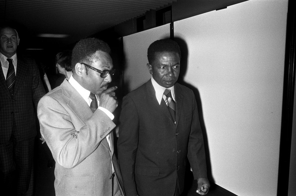 Surinaamse statenvoorzitter Emile Wijntuin (rechts) arriveert op Schiphol, Bestanddeelnr 928-2115