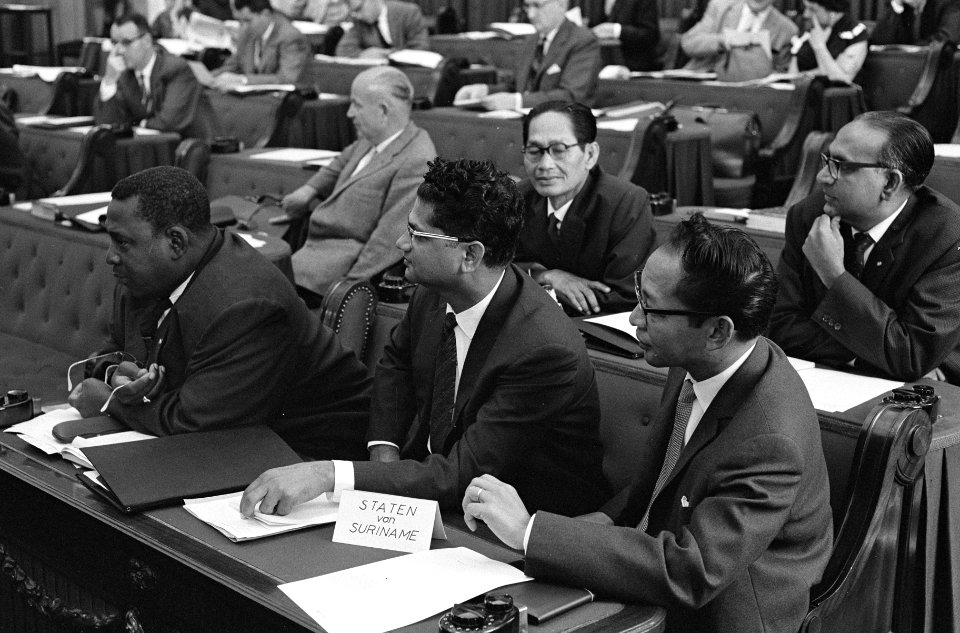 Surinaamse Statenleden in Tweede Kamer v.l.n.r. J.A. Pengel , D. Poetoe en mr. C, Bestanddeelnr 914-1226
