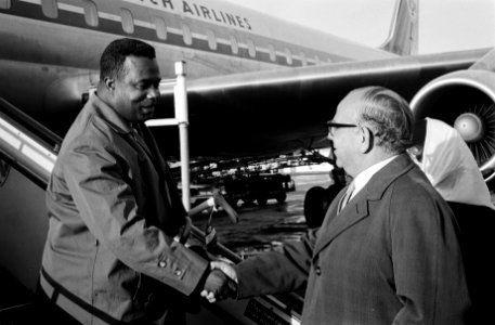 Surinaamse Minister van Financien , de heer Sedny op Schiphol, afgehaald door Mi, Bestanddeelnr 914-4599