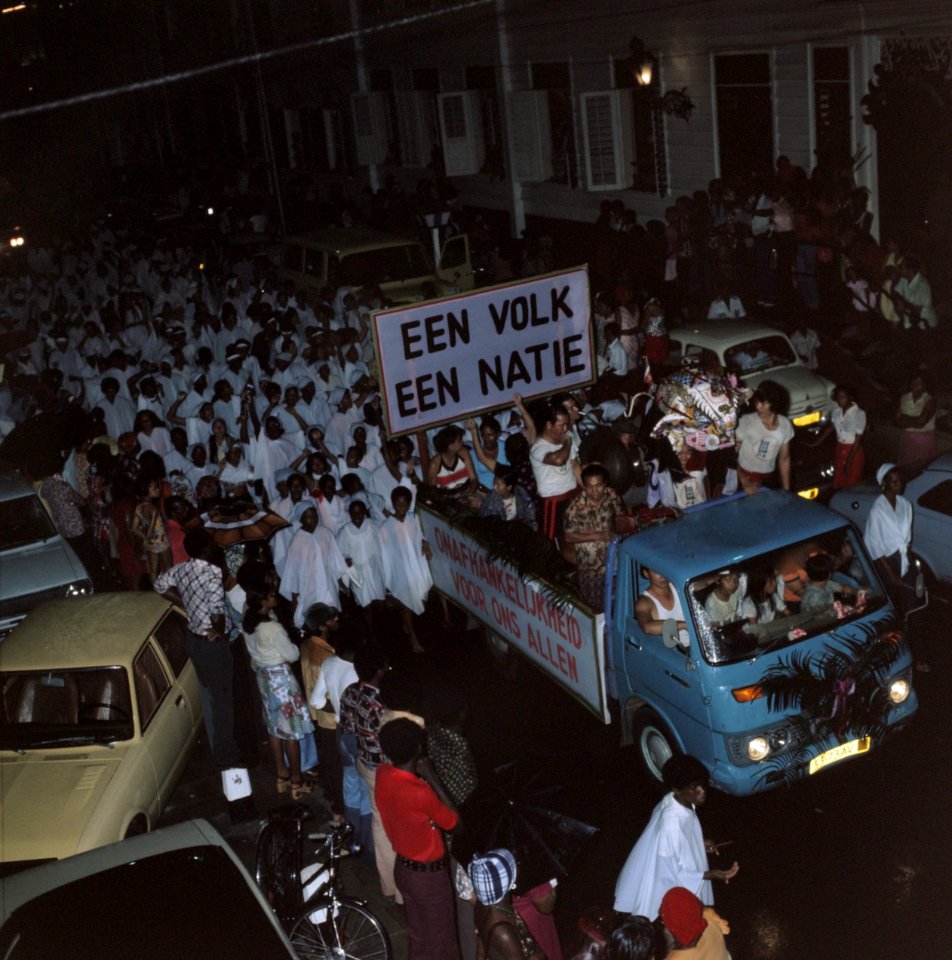 Surinaamse onafhankelijkheid feestende Surinamers op vrachtauto, Bestanddeelnr 254-9800