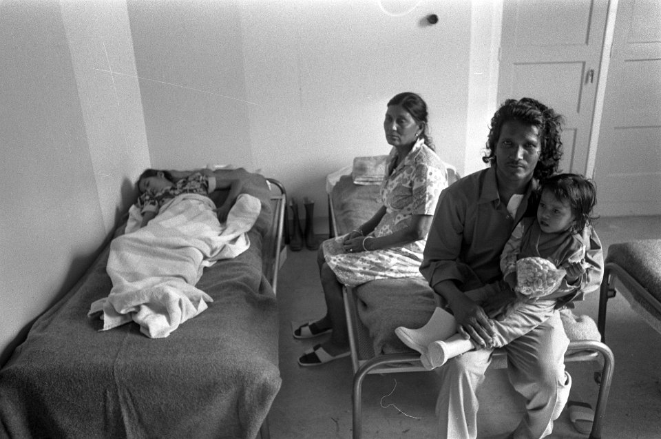 Surinamers ondergebracht in Frederikkazerne in Leeuwarden familie in de slaapzaa, Bestanddeelnr 928-1581