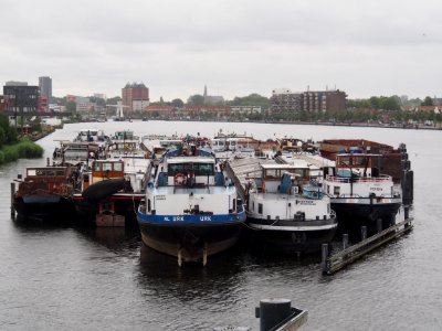 Suzanna ENI 02304222 & ENI 02322162 & Cornelis ENI 02313978 & Interverlina ENI 03051590 & BEO ENI 02313014 & ENI 06503295 wachten voor de sloop, op het Spaarne