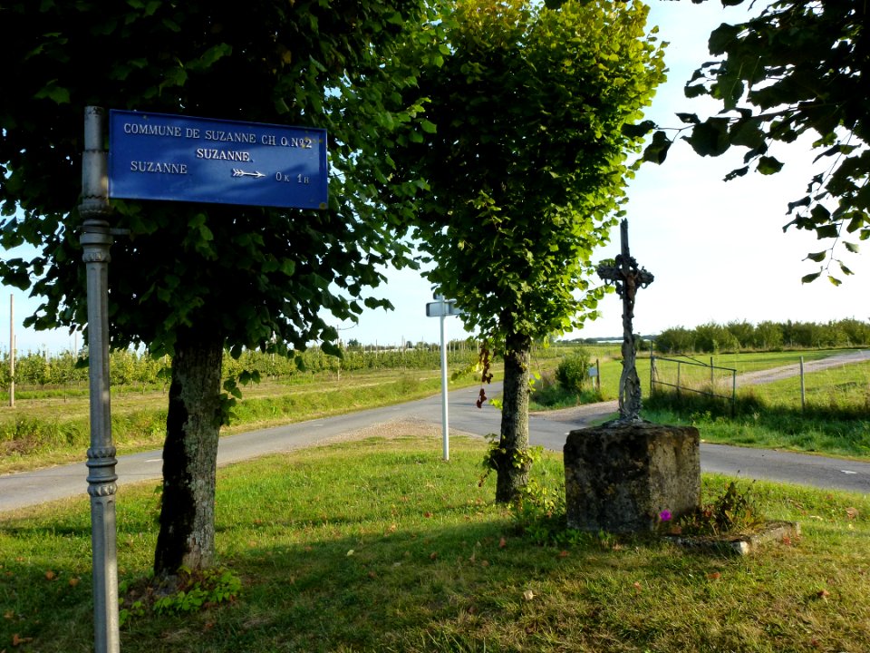 Suzanne (Ardennes) panneau indicateur et Croix des Arbres