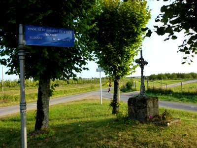 Suzanne (Ardennes) panneau indicateur et Croix des Arbres