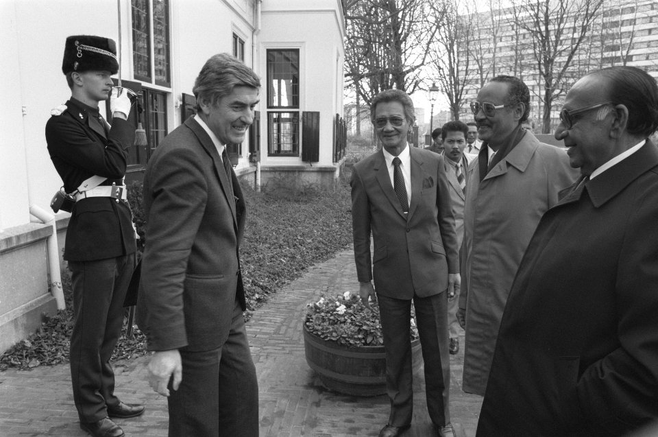 Surinaamse delegatie ontvangen op het Catshuis premier Lubbers begroet v.l.n.r., Bestanddeelnr 934-3670