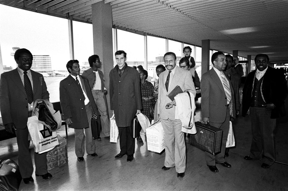 Surinaamse delegatie van Schiphol vertrokken v.l.n.r. minister Cambridge, ir. S, Bestanddeelnr 927-8322