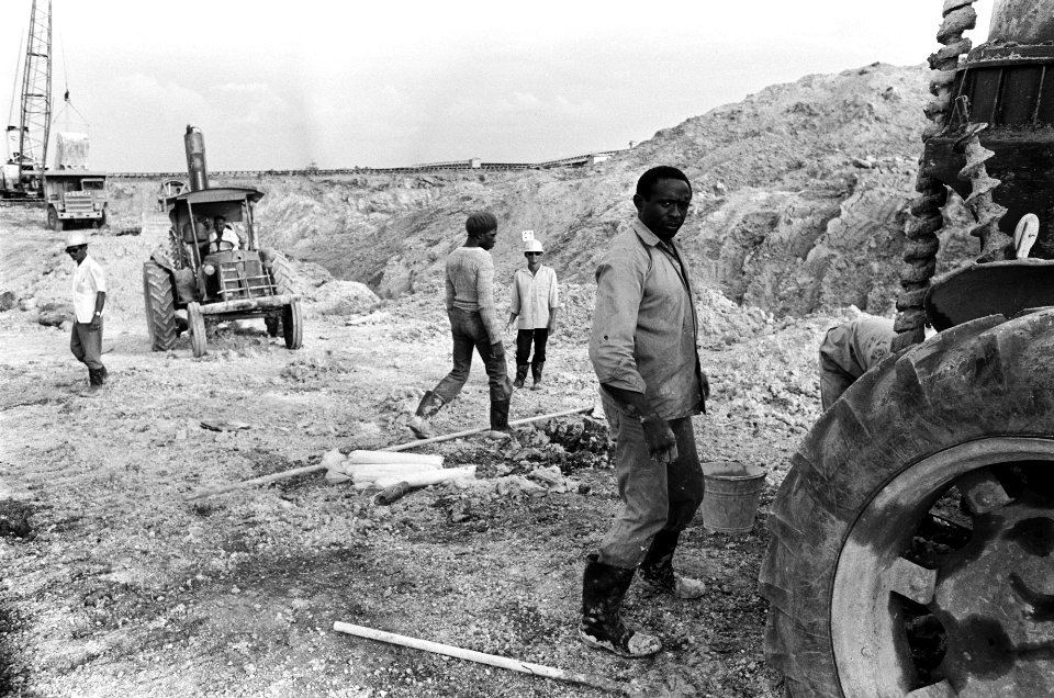 Suriname, bedrijven arbeiders aan het werk, Bestanddeelnr 927-8453