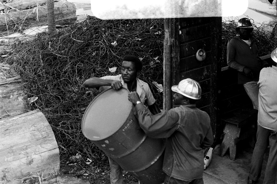 Suriname, bedrijven houtmaatschappij Bruynzeel, arbeider aan het werk, Bestanddeelnr 927-8454