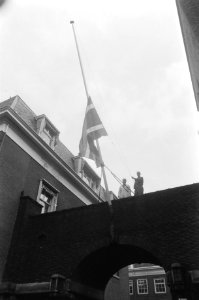 Surinaamse vlag gehesen bij Ambassade Suriname in Den Haag hijsen van de vlag, Bestanddeelnr 928-2893