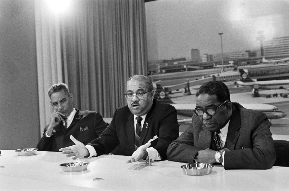 Surinaamse ministers arriveren op Schiphol v.l.n.r. minister Rens, minister Rad, Bestanddeelnr 924-1405