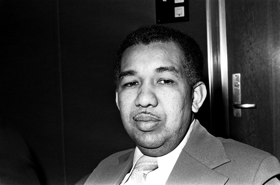 Surinaamse delegatie van Schiphol vertrokken EI Karamat Ali (voorzitter Konin, Bestanddeelnr 927-8324