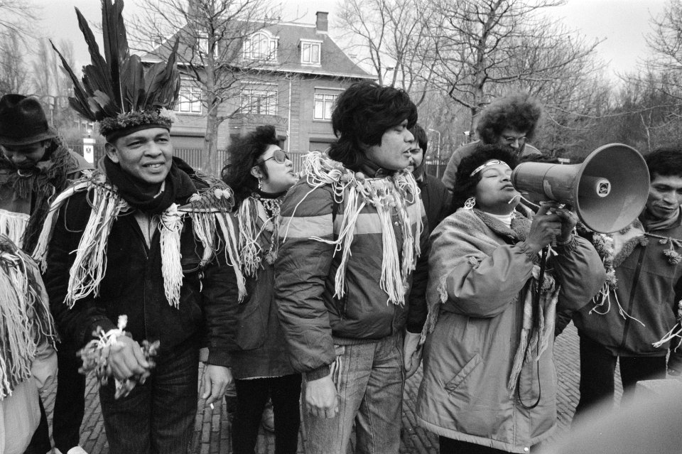 Surinaamse Indianen demonstreren voor Surinaamse ambassade in Den Haag, Bestanddeelnr 934-1976