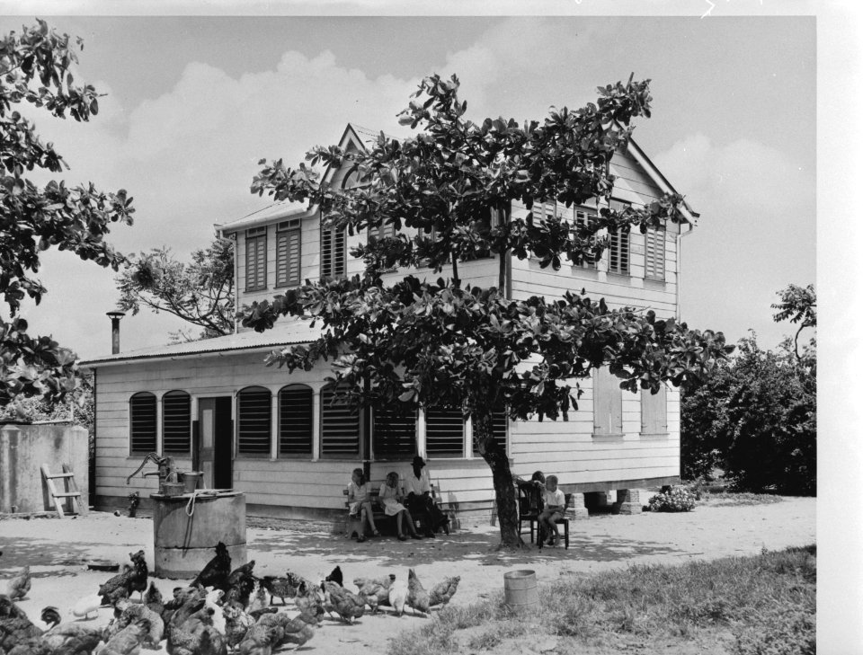 Surinam. Dutch West Indies. Typical Dutch farmer's house outside the town Surin, Bestanddeelnr 935-1486
