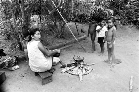 Suriname, Boslandcreolen en Indianen Indiaanse vrouw kookt eten, Bestanddeelnr 927-8424