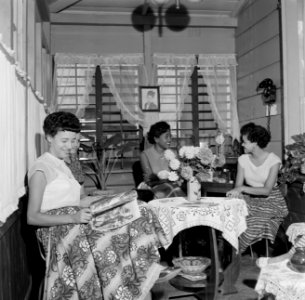 Surinaams interieur met vijf vrouwen, Bestanddeelnr 252-4899