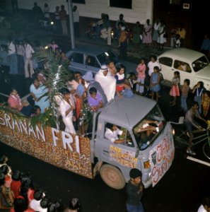 Surinaamse onafhankelijkheid feestende Surinamers op vrachtauto, Bestanddeelnr 254-9804
