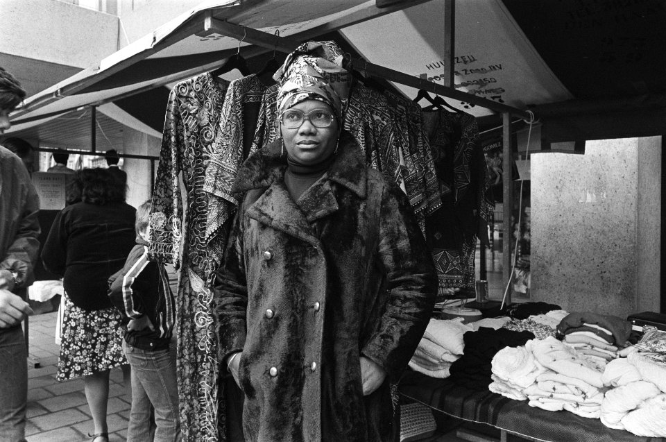 Surinaamse vrouw op markt, Bestanddeelnr 929-2889