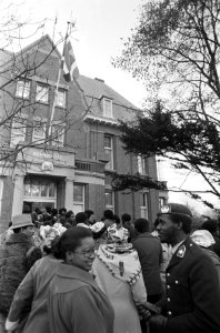 Surinaamse vlag gehesen bij Ambassade Suriname in Den Haag grote drukte voor d, Bestanddeelnr 928-2889
