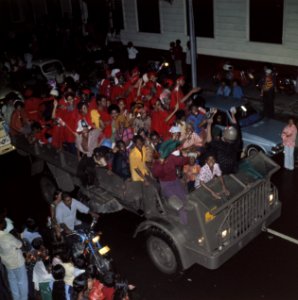 Surinaamse onafhankelijkheid feestende Surinamers op vrachtauto, Bestanddeelnr 254-9801