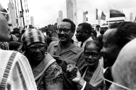 Suriname, bijeenkomsten Arron tussen Surinaamse vrouwen, ijsverkoper, Bestanddeelnr 927-8369