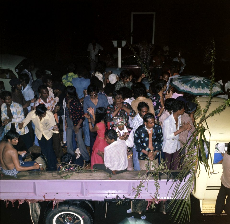 Surinaamse onafhankelijkheid feestende Surinamers op vrachtauto, Bestanddeelnr 254-9803