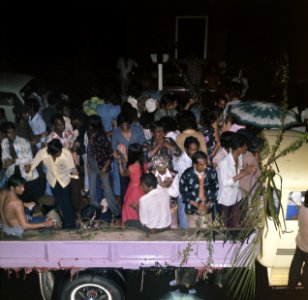 Surinaamse onafhankelijkheid feestende Surinamers op vrachtauto, Bestanddeelnr 254-9803