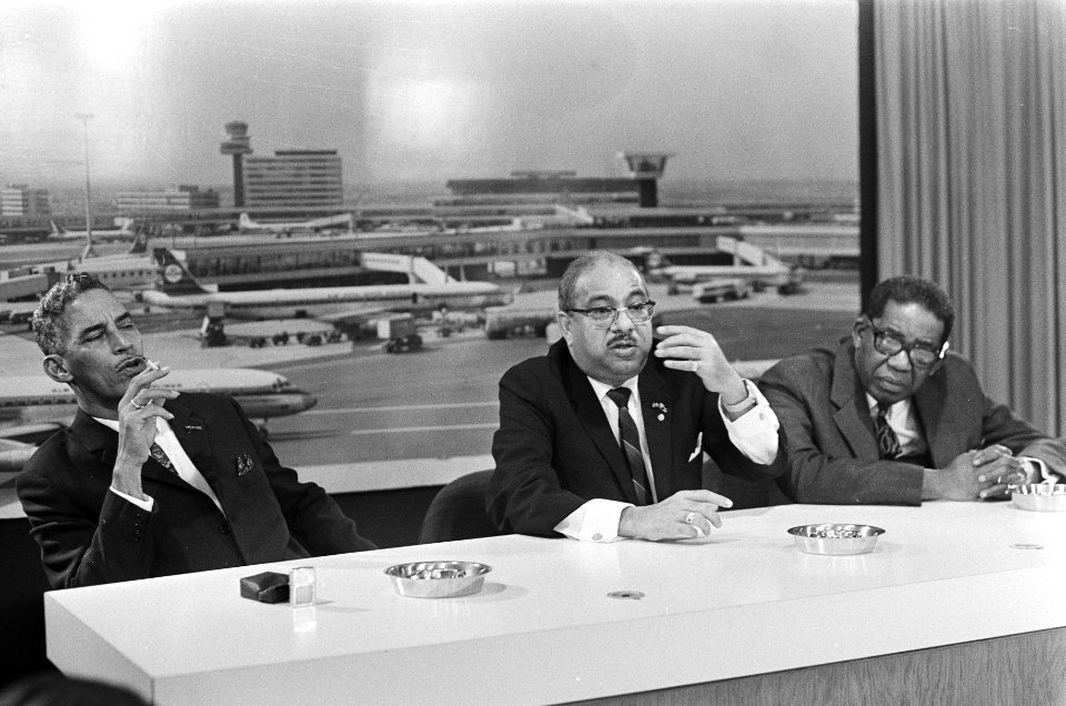 Surinaamse ministers arriveren op Schiphol v.l.n.r. minister Rens, minister Rad, Bestanddeelnr 924-1404