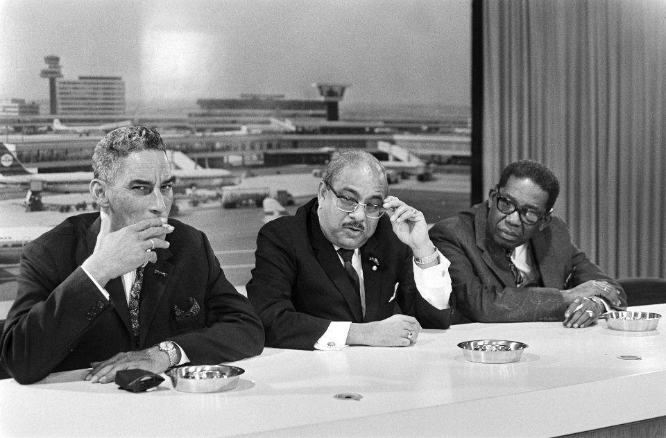 Surinaamse ministers arriveren op Schiphol v.l.n.r. minister Rens, minister Rad, Bestanddeelnr 924-1401