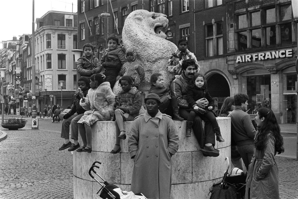 Surinaamse kinderen in Amsterdam kijken naar carnaval, Bestanddeelnr 932-8866