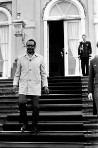 Surinaamse minister president Arron bezoekt koningin Juliana op Huis ten Bosch i, Bestanddeelnr 927-8230