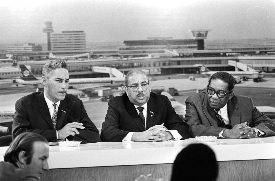 Surinaamse ministers arriveren op Schiphol v.l.n.r. minister Rens, minister Rad, Bestanddeelnr 924-1400
