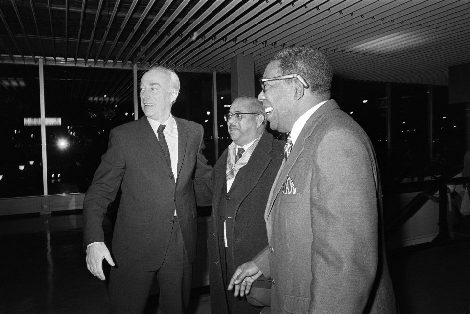Surinaamse ministers arriveren op Schiphol v.l.n.r. minister Rens, minister Rad, Bestanddeelnr 924-1406