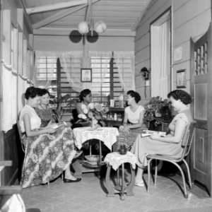 Surinaams interieur met vijf vrouwen, Bestanddeelnr 252-4898