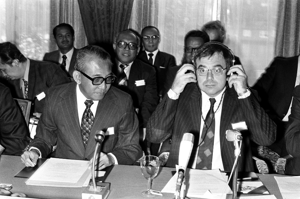 Sutopo Yuwono Projohandoko (links) en minister Pronk, Bestanddeelnr 927-9217