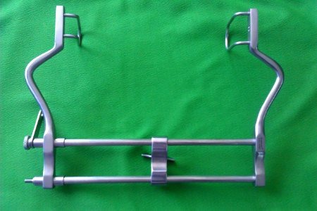 Surgical retractor