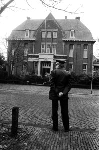 Surinaamse ambassade met agent ervoor, Bestanddeelnr 932-4336