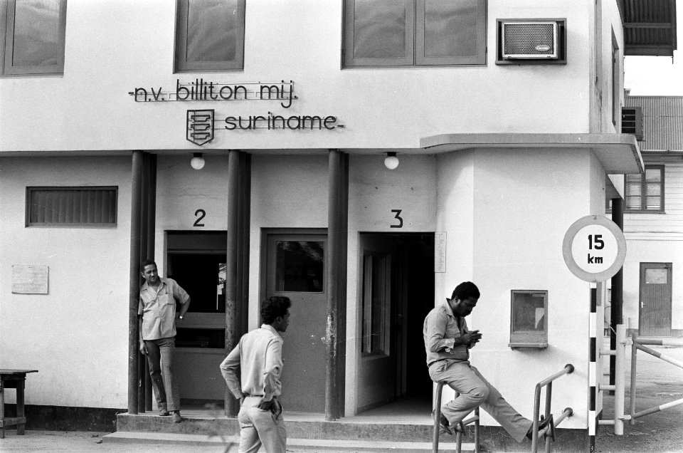 Suriname, bedrijven Bauxietmaatschappij Billiton, ingang bauxietopgravingen, Bestanddeelnr 927-8450
