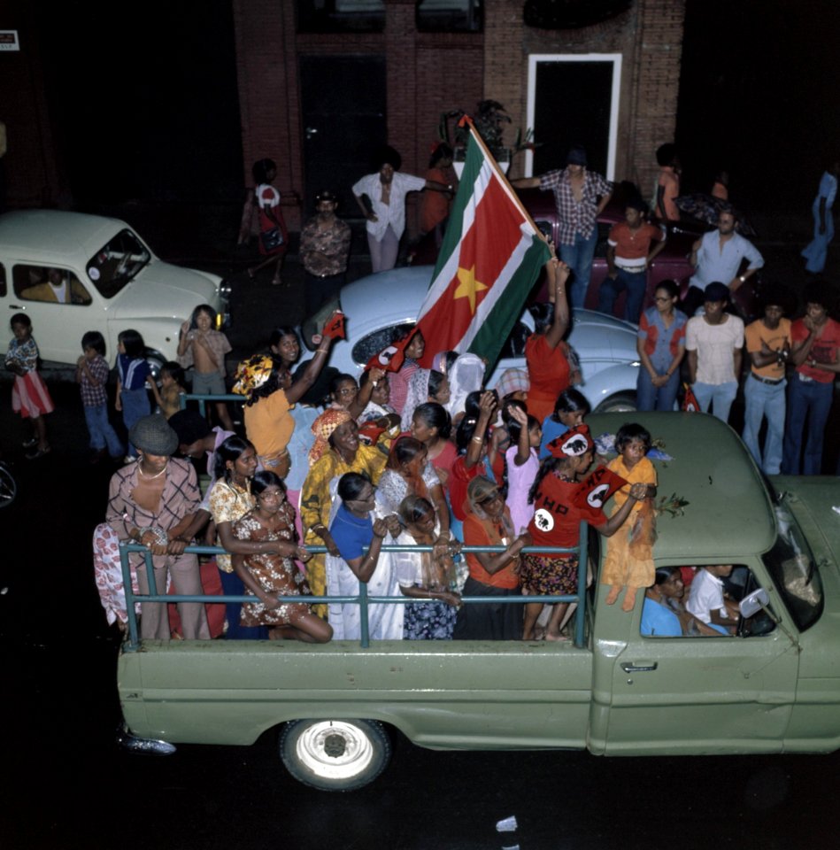 Surinaamse onafhankelijkheid feestende Surinamers op vrachtauto, Bestanddeelnr 254-9798
