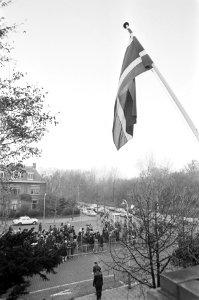 Surinaamse vlag gehesen bij Ambassade Suriname in Den Haag hijsen van de vlag, Bestanddeelnr 928-2892