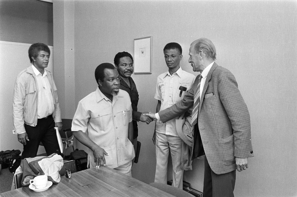 Surinaamse vakbondsdelegatie in gesprek met FNV Derby, Sylvester, Van Russel , , Bestanddeelnr 933-0526