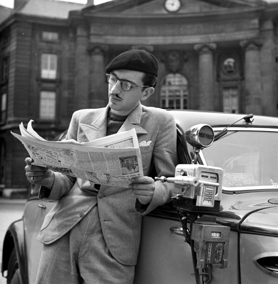 Student als taxichauffeur leest de krant, Bestanddeelnr 254-2095