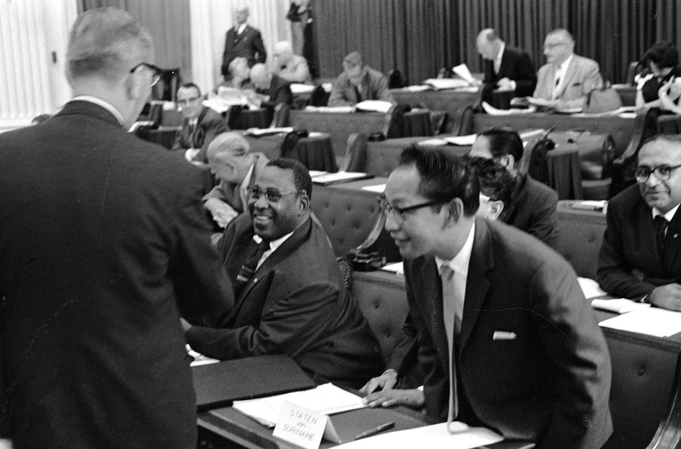 Surinaamse Statenleden in Tweede Kamer v.l.n.r. J.A. Dengel , D. Poetoe en mr. C, Bestanddeelnr 914-1227