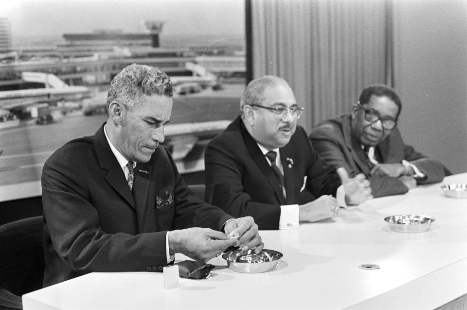 Surinaamse ministers arriveren op Schiphol v.l.n.r. minister Rens, minister Rad, Bestanddeelnr 924-1402