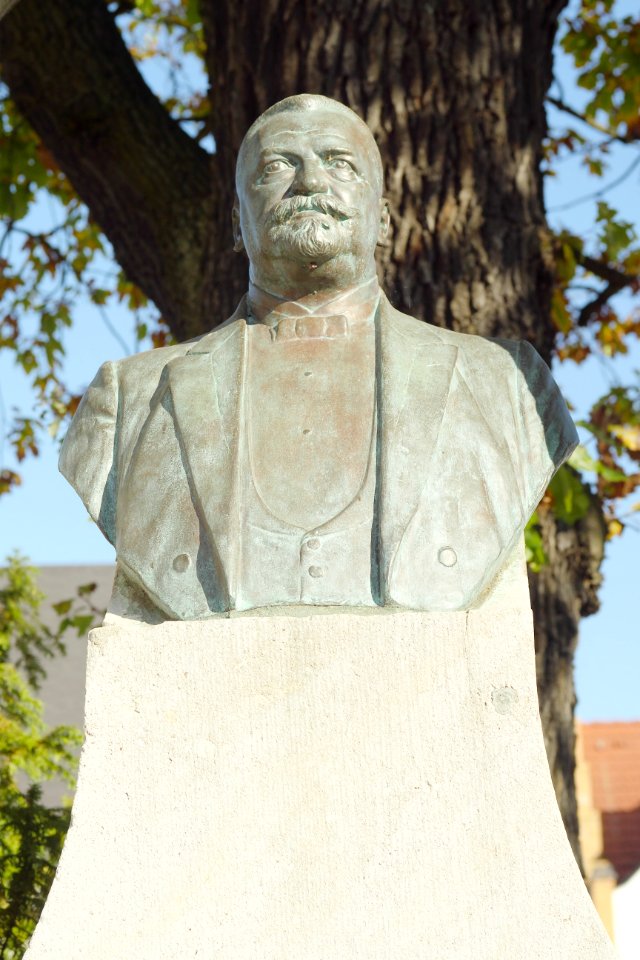 Stubenrauch.Bronzebueste.Teltow
