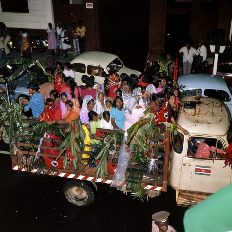 Surinaamse onafhankelijkheid feestende Surinamers op vrachtauto, Bestanddeelnr 254-9797