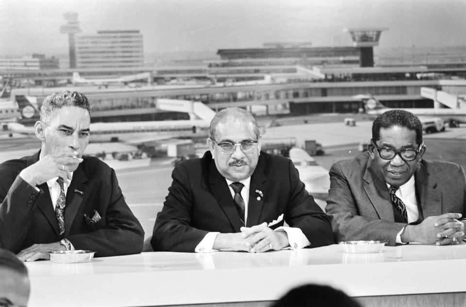 Surinaamse ministers arriveren op Schiphol v.l.n.r. minister Rens, minister Rad, Bestanddeelnr 924-1399