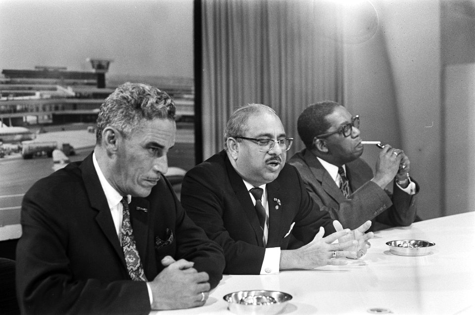 Surinaamse ministers arriveren op Schiphol v.l.n.r. minister Rens, minister Rad, Bestanddeelnr 924-1396