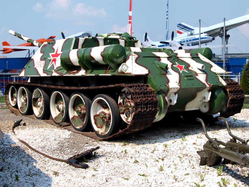 SU-100 at Sinsheim photo-1