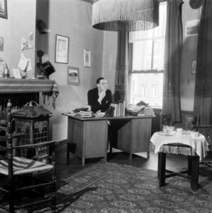 Student achter een bureau in zijn studentenkamer, Bestanddeelnr 900-8001