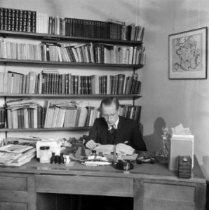 Student gebogen over studieboek in studeerkamer, Bestanddeelnr 900-7999